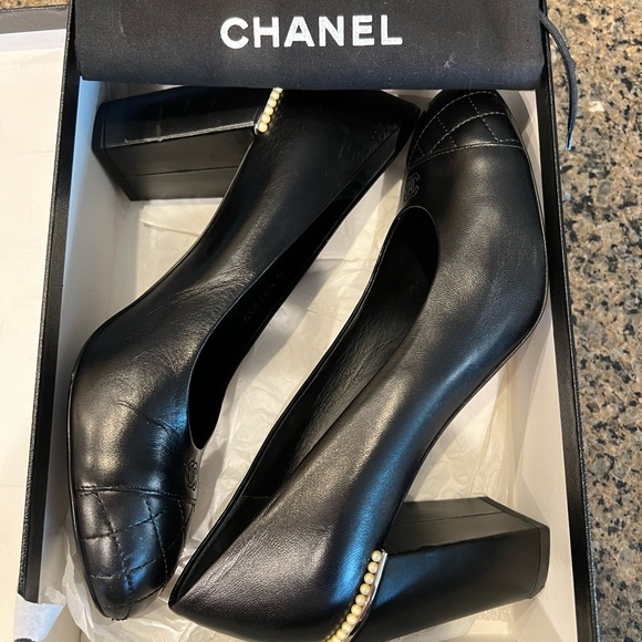 🔥🔥CHANEL🔥🔥 Gorgeous Black Lambskin Heels - Picture 4 of 16